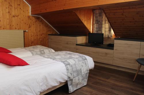 茹普特河畔巴斯特尔欧湖餐厅酒店的一间卧室配有一张床铺,并在柜台上配有电视