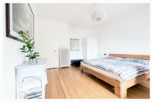 伯尔尼Bed & Kitchen am Tavelweg - Adults Only的一间卧室配有床和白色梳妆台