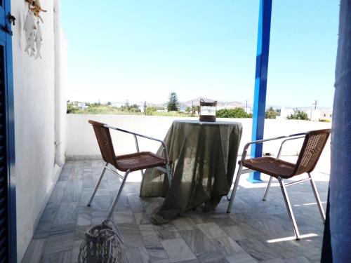 纳克索乔拉雷阿公寓式酒店的天井上的桌子和两把椅子