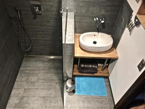 穆巴赫索蒙斯特Gîte Bodenmatt的一间带水槽和淋浴的小浴室