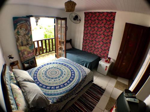 卡拉瓜塔图巴Pousada Tia Cleide的小房间设有一张床和一个阳台
