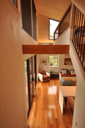 Ferntree惠灵顿山昆安逸油管木屋的楼梯,房子里,有客厅