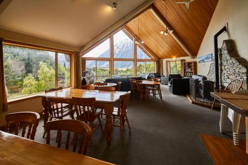 库克山村库克山高山旅馆的用餐室设有桌椅和窗户。