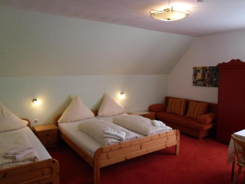 基斯莱格新建酒店的一间卧室配有一张床和一张沙发