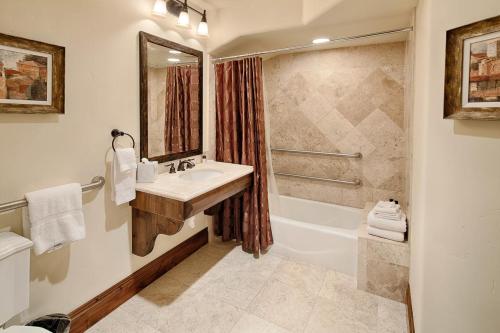 帕克城Silver Strike #702 - 1 Bed的浴室配有盥洗盆和浴缸。