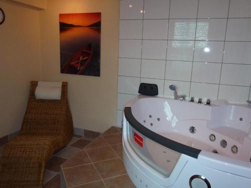 Hotel Wildunger Hof mit Gemeinschaftsküche的一间浴室