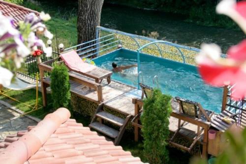 卡缅涅茨-波多利斯基比雅瑞斯吉酒店的水中有人的游泳池
