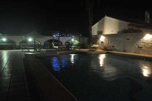 Holiday home El Olivo Conil内部或周边的泳池