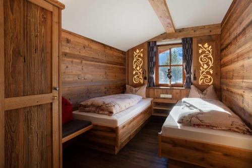 容霍尔茨安格公寓 - 浪漫 - 美容 - 康体的木墙客房的两张床