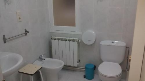 圣地亚哥－德孔波斯特拉圣丽塔旅馆的浴室配有白色卫生间和盥洗盆。