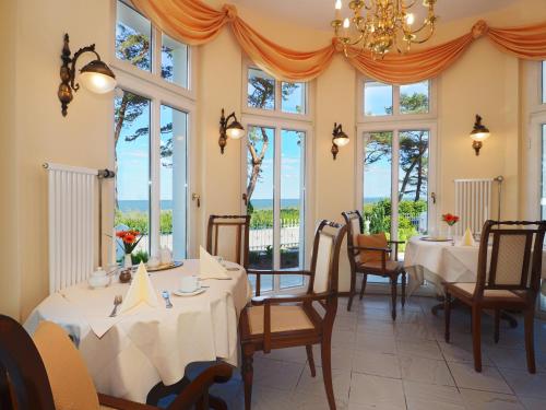 赛巴特班森Villa Desny的用餐室设有桌椅和窗户。