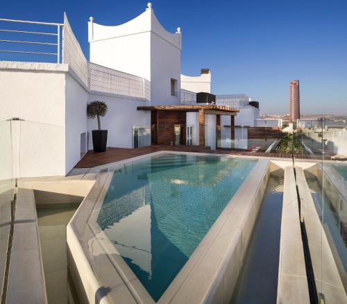 塞维利亚Hotel Colón Gran Meliá - The Leading Hotels of the World的屋顶上的游泳池