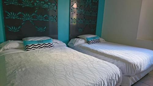 迈阿密迈阿密太阳酒店（市区/迈阿密港）的蓝色墙壁客房中的两张单人床
