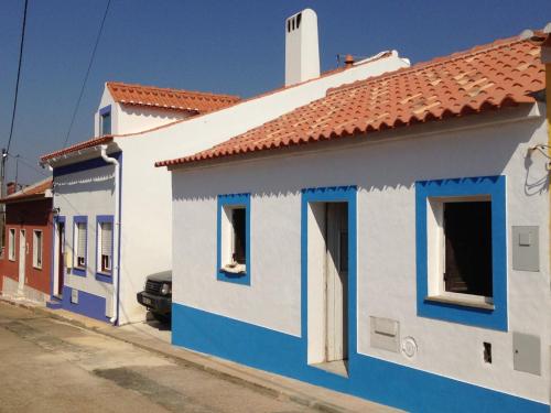 塞卡尔village loft的街上的白色和蓝色的房屋