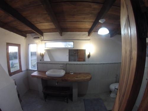 何塞伊格纳西奥El Rancho de arenas de Jose Ignacio的一间带水槽和卫生间的小浴室