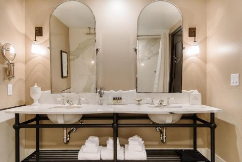 拉克罗斯莎曼酒店的一间带两个盥洗盆和大镜子的浴室