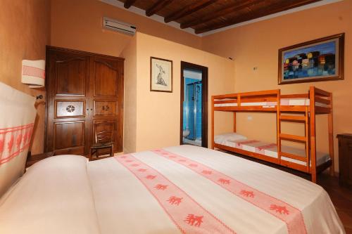 奥罗塞伊圣玛丽亚度假酒店的一间卧室配有一张双层床和一张双层床。