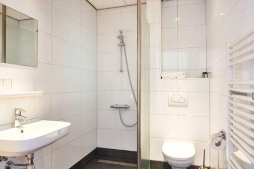埃曼波尔兰德城市酒店的白色的浴室设有水槽和卫生间。
