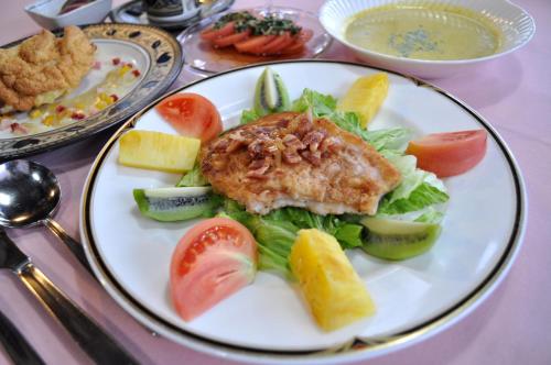 白马村松鼠小屋膳食公寓的桌上一盘带鱼和蔬菜的食物