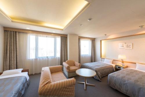 Namerikawa滑川天空酒店 的酒店客房,设有两张床和一张沙发