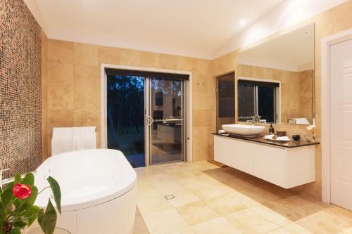 波高尔宾代亚武别墅的浴室配有白色浴缸和水槽