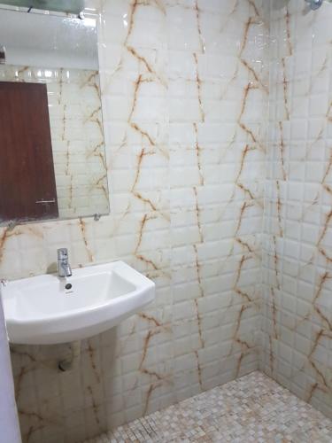 尼杜巴塞莱普林瑟斯莱斯顿西酒店的一间带水槽和镜子的浴室