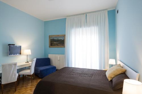 马切拉塔Camere Pallotta的一间卧室配有一张床、一张桌子和一把椅子