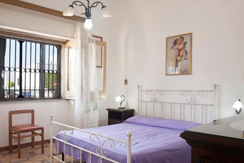 新福卡Villa Panorama beach m160的一间卧室配有一张床、一张书桌和一个窗户。