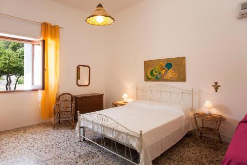 新福卡Villa Mare di Puglia m552的卧室配有白色的床和窗户。