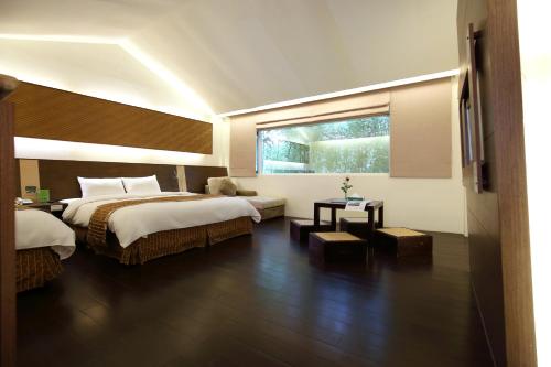 Fengping怡园度假村的酒店客房设有两张床和窗户。