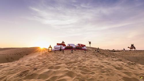 ShaitrāwaDhora Desert Resort, Signature collection by Eight Continents的沙漠中沙丘,有床
