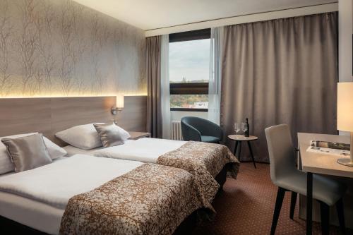 布拉格奥尔桑卡国会健康酒店的酒店客房设有两张床和窗户。