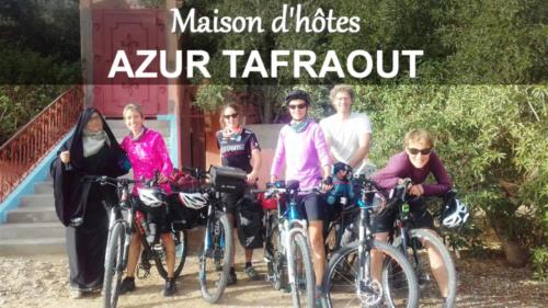 泰夫劳特Azur Tafraout的一群人站在自行车旁