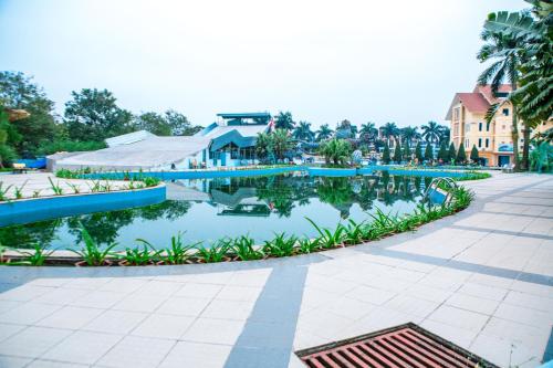 海阳海阳之星酒店的享有度假村游泳池的景致