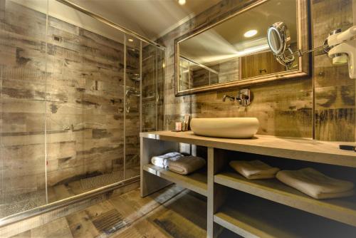 雅典刚果宫殿酒店的一间带水槽和淋浴的浴室