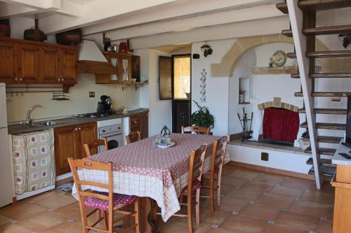 拉泰尔扎La Ferula的一间厨房,里面配有桌椅