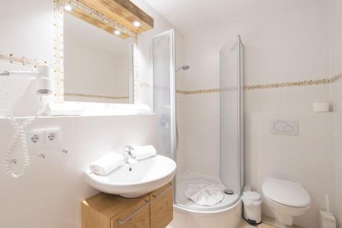 奥伯斯特多夫Haus Sonnenhof的白色的浴室设有水槽和卫生间。