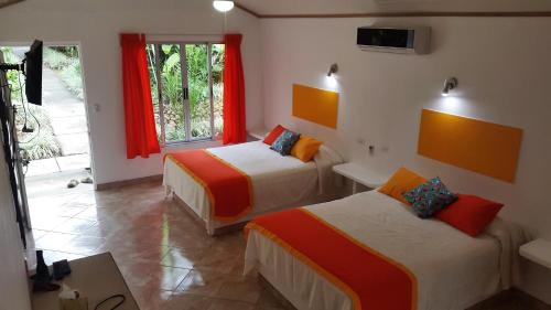 Tropical Paradise Bungalows客房内的一张或多张床位