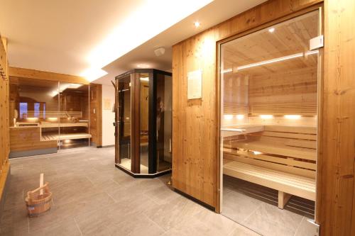 阿尔滕马克特蓬高罗德斯派克兰德酒店的一间带木墙和大镜子的桑拿浴室