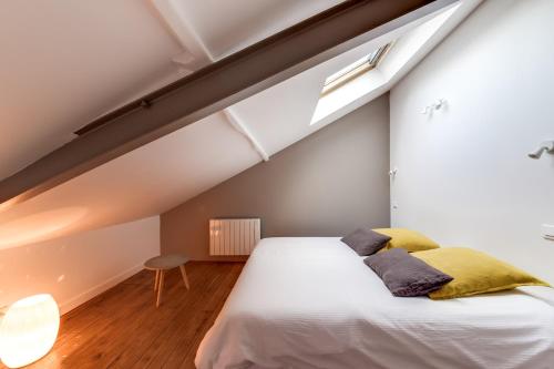 枫丹白露枫丹白露家庭复式公寓的卧室配有一张带黄色枕头的大型白色床。