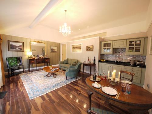 本拉提The Carriage Houses at Beechpark House的客厅配有桌子和沙发