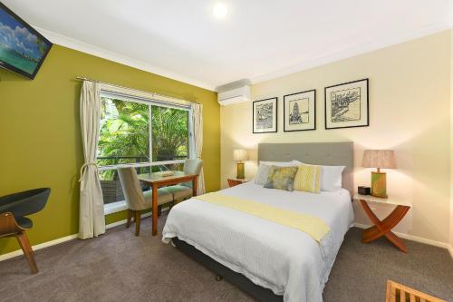 麦夸里港豪斯蔚然海岸住宿加早餐旅馆的一间卧室配有一张床、一个窗口和一张书桌
