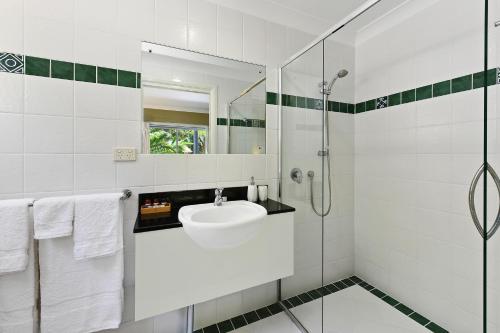 麦夸里港豪斯蔚然海岸住宿加早餐旅馆的白色的浴室设有水槽和淋浴。