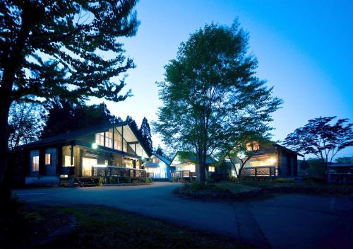 郡上市绿园度假屋酒店的夜晚有灯的房子
