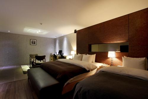 议政府市乌永布拉特里酒店的酒店客房配有两张床和一张书桌