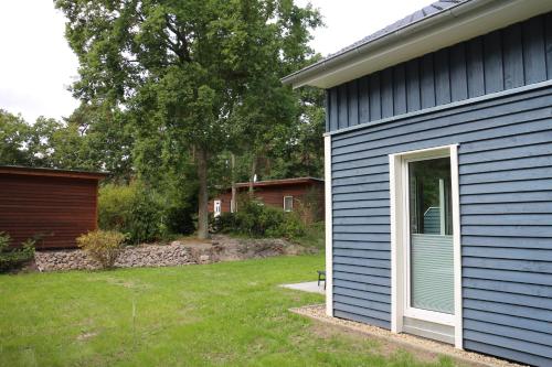 巴贝Strandhus Baabe Haus 3的蓝色的房子,有门和院子