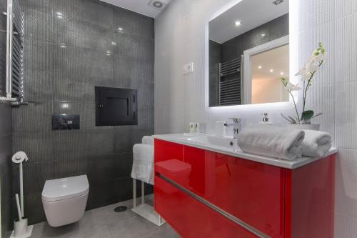 马德里Plaza España & Gran Via 2BD 1BTH的一间带红色盥洗盆和卫生间的浴室