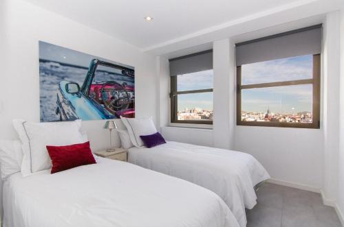 马德里Plaza España & Gran Via 2BD 1BTH的带窗户的客房内的2张白色床
