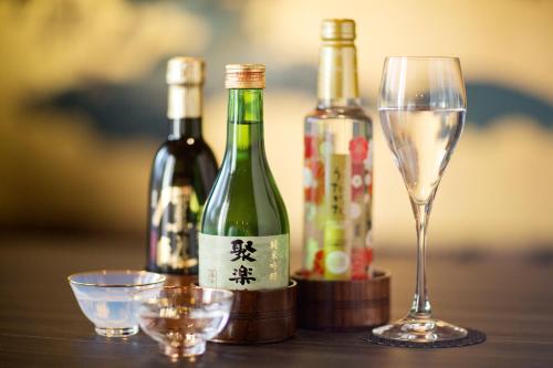 京都卡纳德日式旅馆的一张桌子,上面放有两瓶葡萄酒和一杯
