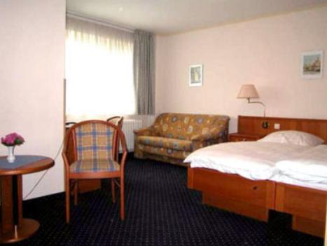 沙肯多夫Rasthaus Hotel Schackendorf的酒店客房,配有床和沙发